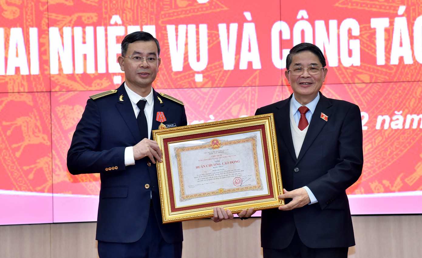 Phó Chủ tịch Quốc hội Nguyễn Đức Hải trao Huân chương lao động Hạng Nhất cho Tổng Kiểm toán Nhà nước Việt Nam Ngô Văn Tuấn