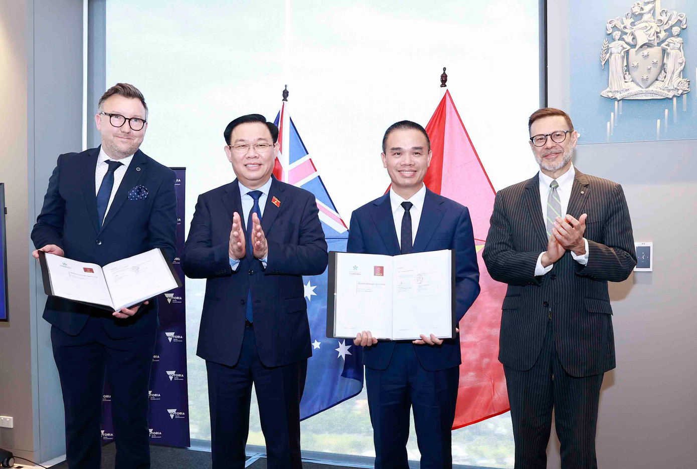 Chủ tịch Quốc hội Vương Đình Huệ đã chứng kiến lễ ký 12 MOU giữa các trường đại học hàng đầu Việt Nam với các đối tác Australia. Chủ tịch Quốc hội Vương Đình Huệ đã chứng kiến lễ ký 12 MOU giữa các trường đại học hàng đầu Việt Nam với các đối tác Australia.