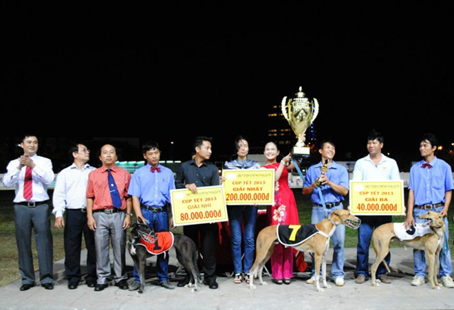 Chó đua Thiên Trang của anh Dũng đoạt ngôi á quân giải Tết 2013.