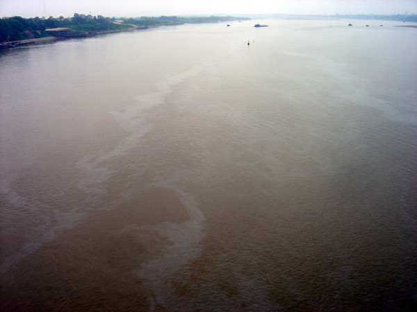 Vết dầu loang kéo dài hàng ki lô mét