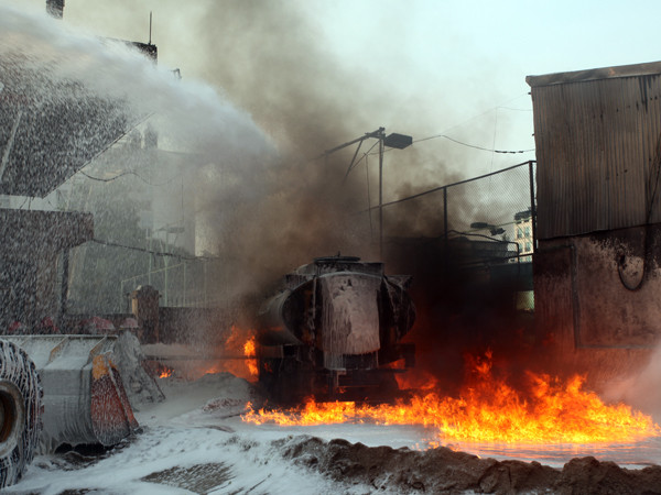 Hàng trăm xe nước, cát, bọt chữa cháy không thể cản được ngọn lửa