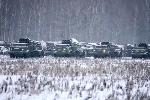 Nga và Ukraine đều đang tập trận rầm rộ khi tiến hành đàm phán ở Berlin. (Ảnh: WSJ)