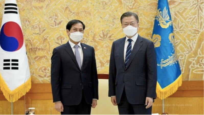 Bộ trưởng Ngoại giao Bùi Thanh Sơn trong cuộc gặp Tổng thống Hàn Quốc Moon Jae-in. (Ảnh: Phủ tổng thống Hàn Quốc) Bộ trưởng Ngoại giao Bùi Thanh Sơn trong cuộc gặp Tổng thống Hàn Quốc Moon Jae-in. (Ảnh: Phủ tổng thống Hàn Quốc)