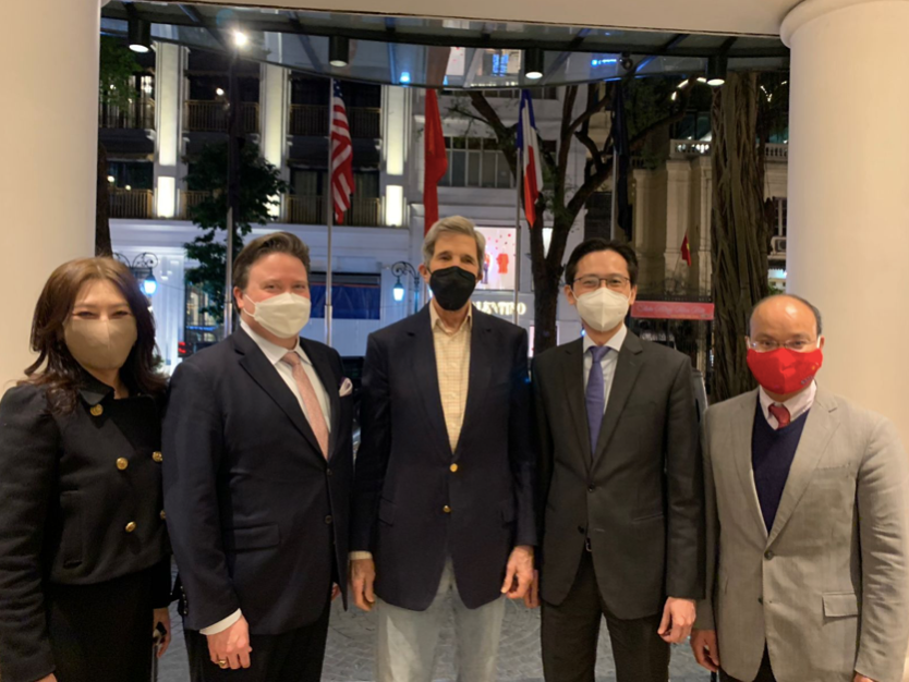 Đặc phái viên khí hậu John Kerry (trái) vừa đến Hà Nội. (Ảnh: ĐSQ Mỹ) Đặc phái viên khí hậu John Kerry (trái) vừa đến Hà Nội. (Ảnh: ĐSQ Mỹ)