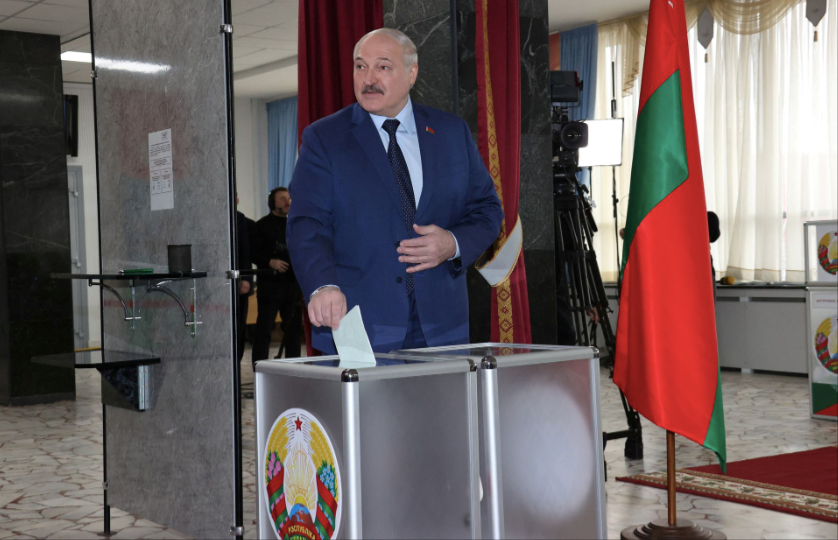 Tổng thống Belarus Alexander Lukashenko tại một điểm bỏ phiếu. (Ảnh: Reuters)