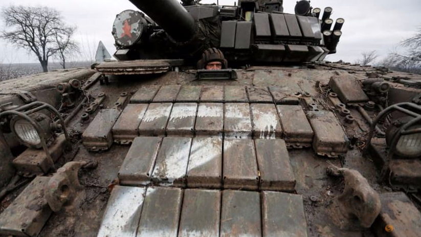 Một lính thuộc lực lượng thân Nga ngồi trong xe tăng ở Lugansk ngày 27/2. (Ảnh: Reuters)