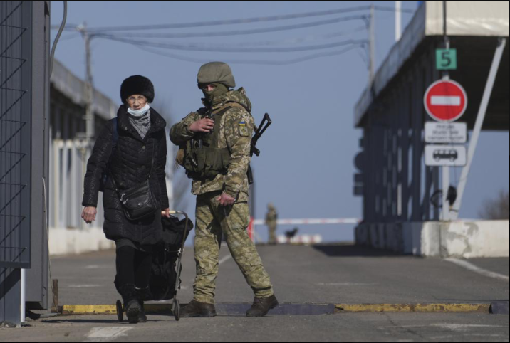 Một phụ nữ đi qua trạm kiểm soát ở miền đông Ukraine ngày 21/2. (Ảnh: AP) Một phụ nữ đi qua trạm kiểm soát ở miền đông Ukraine ngày 21/2. (Ảnh: AP)