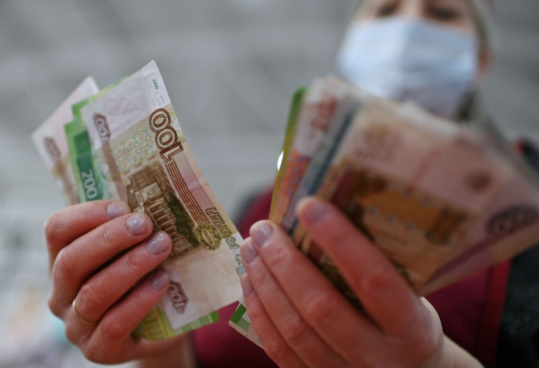 Giá đồng rúp sụt giảm nghiêm trọng sau quyết định của ông Putin về việc công nhận độc lập cho 2 tỉnh đông Ukraine. (Ảnh: Reuters)