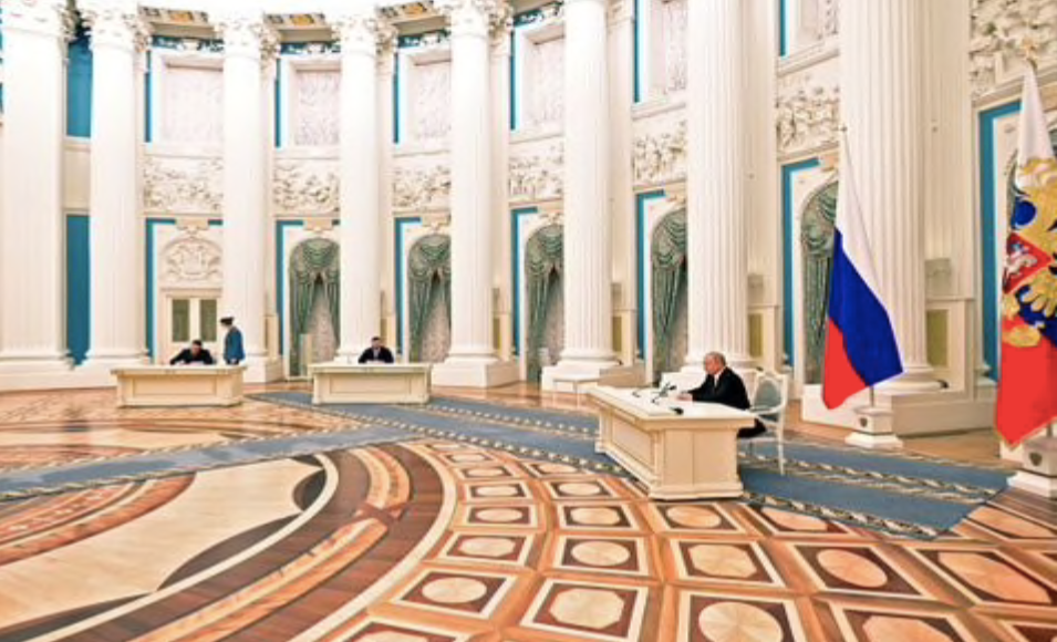 Tổng thống Nga Vladimir Putin dự lễ ký các thoả thuận với 2 vùng ly khai của Ukraine. (Ảnh: Reuters)