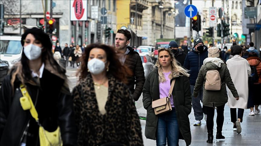 Quy định bắt buộc đeo khẩu trang được dỡ bỏ ở nhiều nước. (Ảnh: aa.com) Quy định bắt buộc đeo khẩu trang được dỡ bỏ ở nhiều nước. (Ảnh: aa.com)