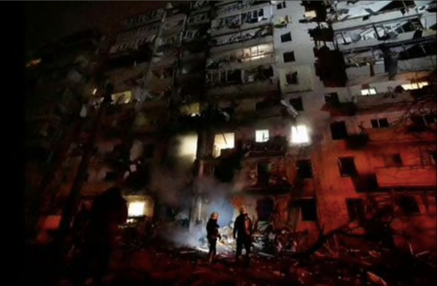 Một toà nhà chung cư ở Kiev hư hại trong cuộc xung đột vũ trang ở Ukraine. (Ảnh: Reuters) Một toà nhà chung cư ở Kiev hư hại trong cuộc xung đột vũ trang ở Ukraine. (Ảnh: Reuters)