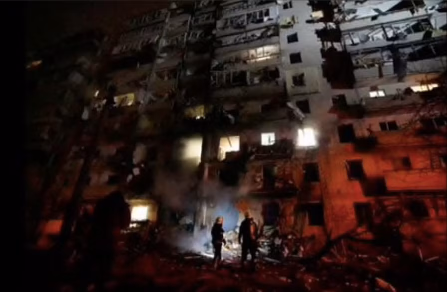 Một toà nhà chung cư ở Kiev hư hại trong cuộc xung đột vũ trang ở Ukraine. (Ảnh: Reuters)