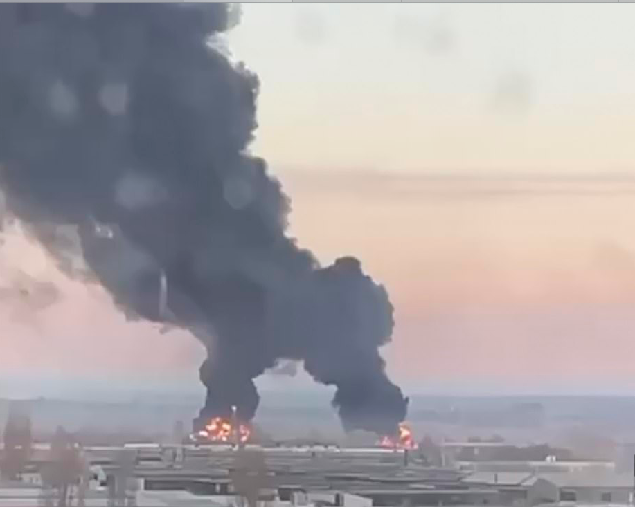 Phi trường quân sự Chuhuiv gần Kharkiv bốc cháy. (Ảnh: Daily Mail)