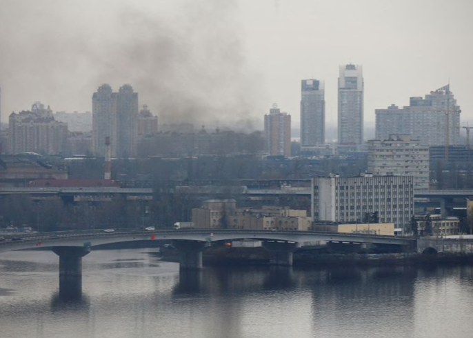 Khói bay lên từ khu vực thuộc Bộ Quốc phòng Ukraine sau khi Nga triển khai chiến dịch quân sự ở quốc gia láng giềng. (Ảnh: Reuters) Khói bay lên từ khu vực thuộc Bộ Quốc phòng Ukraine sau khi Nga triển khai chiến dịch quân sự ở quốc gia láng giềng. (Ảnh: Reuters)
