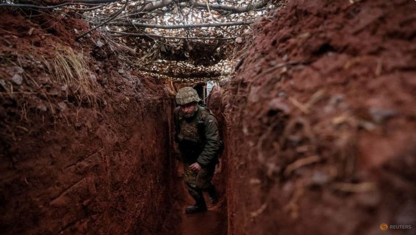 Một lính Ukraine đi trong hào ở khu vực tiền tuyến ở thành phố Novoluhanske thuộc vùng Donetsk ngày 22/2. (Ảnh: Reuters)