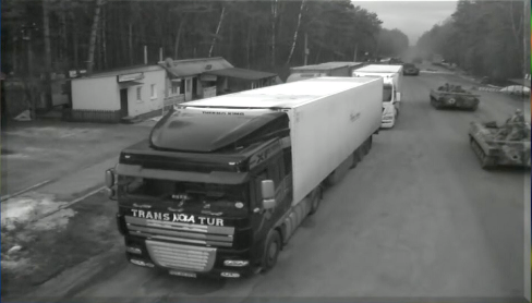 CNN khẳng định một video phát trực tiếp từ hiện trường cho thấy lực lượng quân sự đang tiến vào Ukraine qua ngả Belarus. (Ảnh chụp từ video) CNN khẳng định một video phát trực tiếp từ hiện trường cho thấy lực lượng quân sự đang tiến vào Ukraine qua ngả Belarus. (Ảnh chụp từ video)