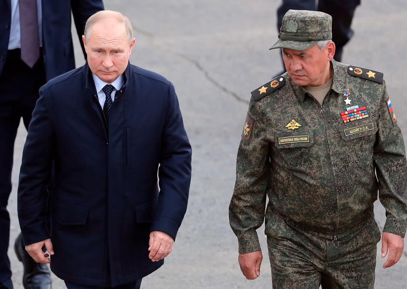 Tổng thống Nga Vladimir V. Putin và Bộ trưởng Quốc phòng Sergei K. Shoigu. (Ảnh: NYT) Tổng thống Nga Vladimir V. Putin và Bộ trưởng Quốc phòng Sergei K. Shoigu. (Ảnh: NYT)