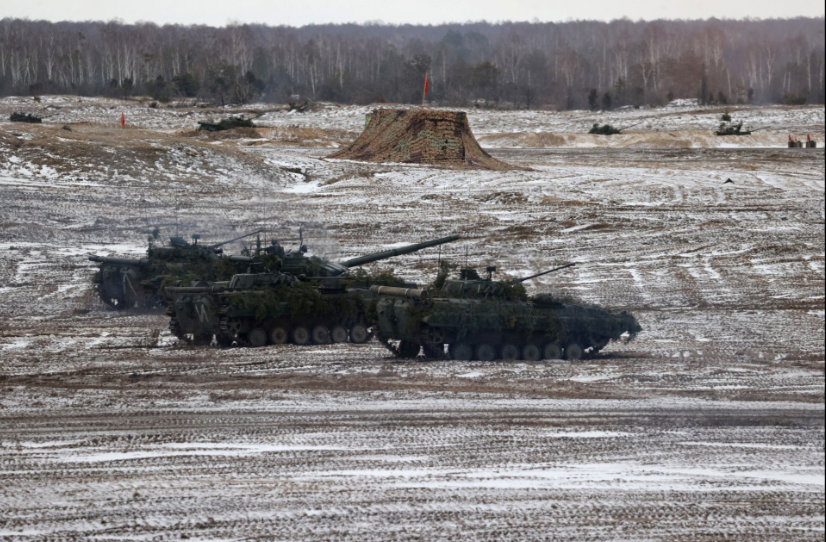 Các xe tăng Nga và Belarus tham gia cuộc tập trận ngày 3/2. (Ảnh: Reuters)