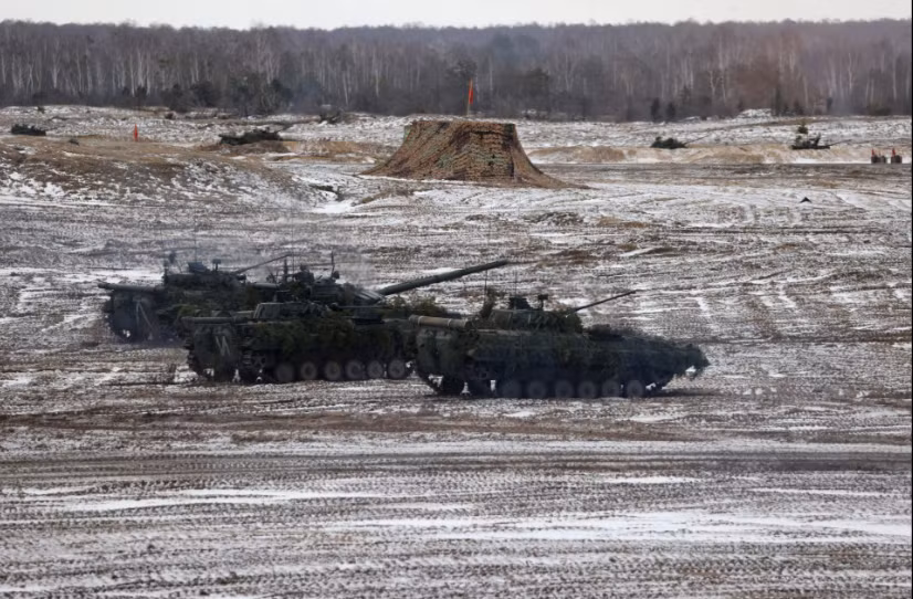 Các xe tăng Nga và Belarus tham gia cuộc tập trận ngày 3/2. (Ảnh: Reuters)