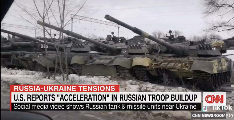 Các xe tăng Nga xuất hiện trong video được đưa lên mạng xã hội. (Ảnh cắt từ clip) Các xe tăng Nga xuất hiện trong video được đưa lên mạng xã hội. (Ảnh cắt từ clip)