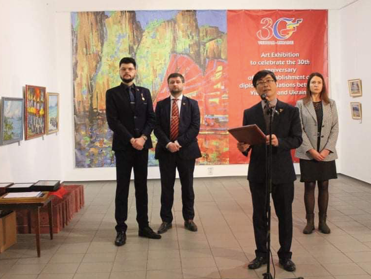 Đại sứ Nguyễn Hồng Thạch phát biểu tại Triển lãm tranh về đề tài Việt Nam do các họa sĩ Ukraine sáng tác nhân dịp kỷ niệm 30 năm thiết lập quan hệ ngoại giao Việt Nam – Ukraine ngày 10/2. (Ảnh: FB)