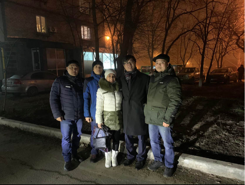 Đại sứ Việt Nam tại Ukraine Nguyễn Hồng Thạch chia sẻ bức ảnh chụp khi ông đến thăm bà con người Việt ở thành phố Mariupol, gần Liên bang Nga. (Ảnh: FB) Đại sứ Việt Nam tại Ukraine Nguyễn Hồng Thạch chia sẻ bức ảnh chụp khi ông đến thăm bà con người Việt ở thành phố Mariupol, gần Liên bang Nga. (Ảnh: FB)