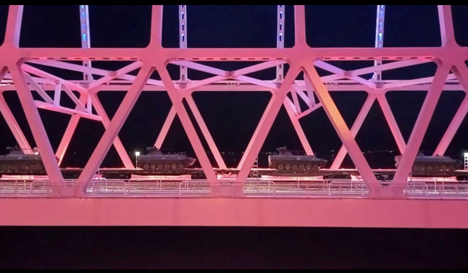 Hình ảnh các xe tăng Nga rút khỏi Crimea trong video được Nga công bố