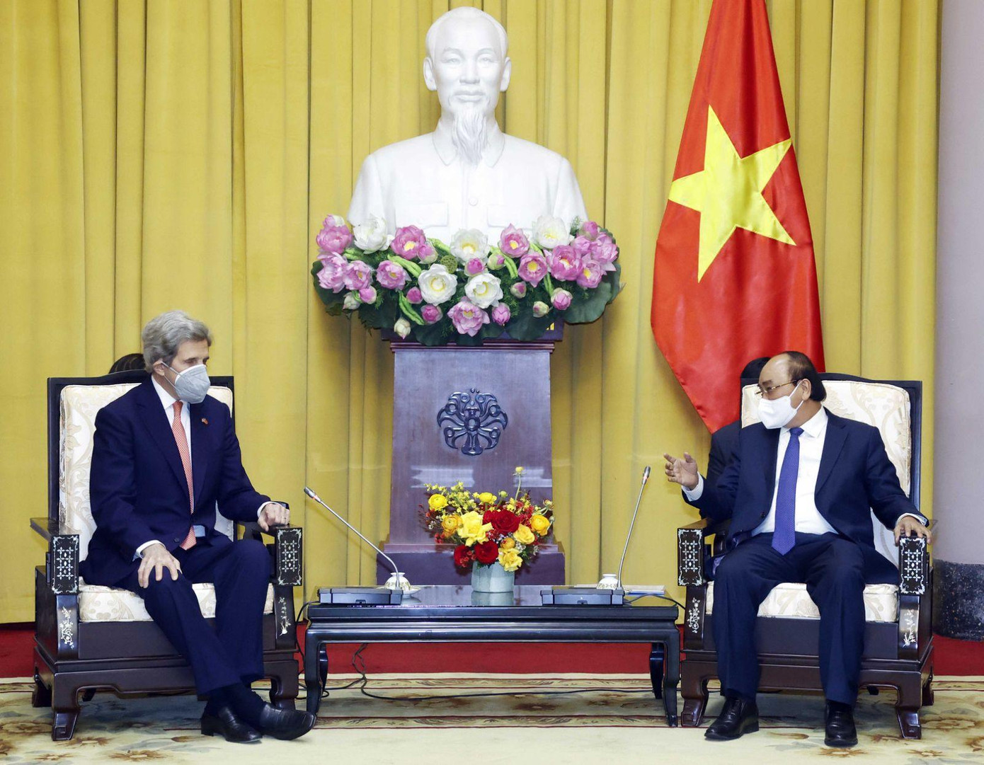 Chủ tịch nước Nguyễn Xuân Phúc tiếp Đặc phái viên John Kerry. (Ảnh: Mofa) Chủ tịch nước Nguyễn Xuân Phúc tiếp Đặc phái viên John Kerry. (Ảnh: Mofa)