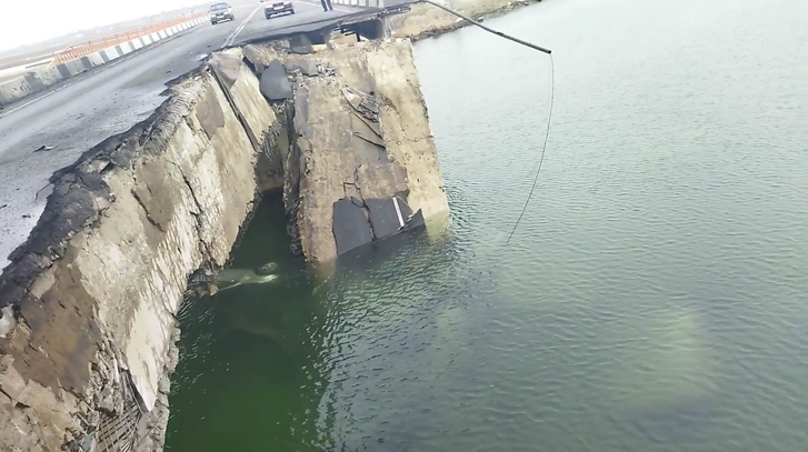 Cây cầu bị đánh sập một phần sau khi Vitaly Skakun Volodymyrovych tự nổ tung mình Cây cầu bị đánh sập một phần sau khi Vitaly Skakun Volodymyrovych tự nổ tung mình