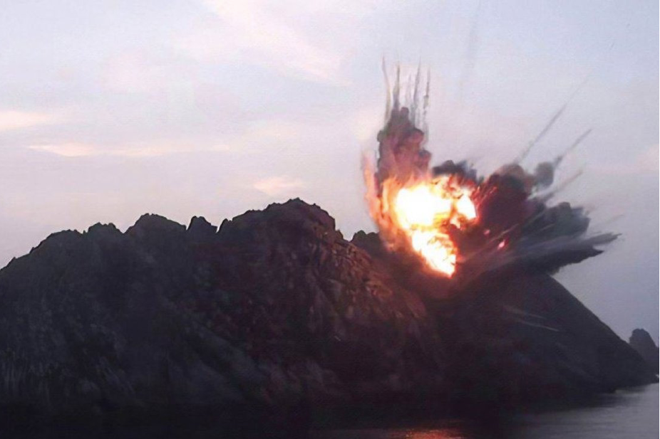 Một tên lửa bắn trúng đảo Alsom năm 2019. (Ảnh: KCNA) Một tên lửa bắn trúng đảo Alsom năm 2019. (Ảnh: KCNA)