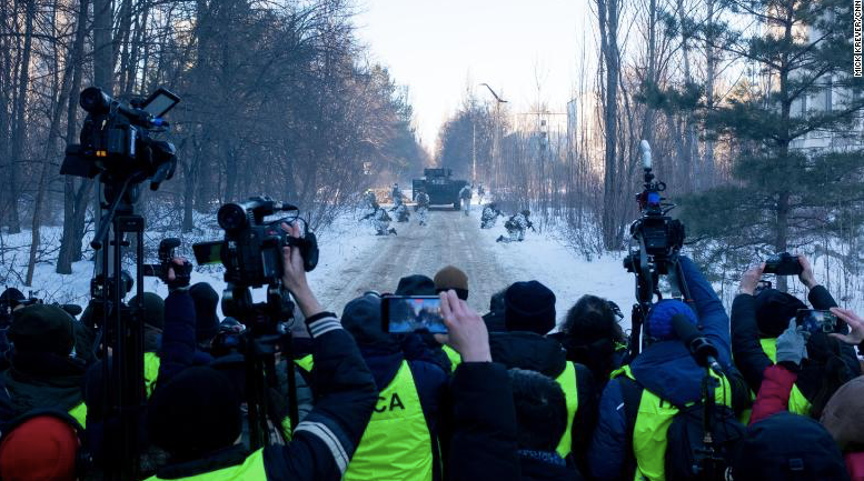 Các phóng viên quốc tế được mời đến đưa tin về cuộc tập trận của Ukraine ở Chernobyl. (Ảnh: CNN) Các phóng viên quốc tế được mời đến đưa tin về cuộc tập trận của Ukraine ở Chernobyl. (Ảnh: CNN)