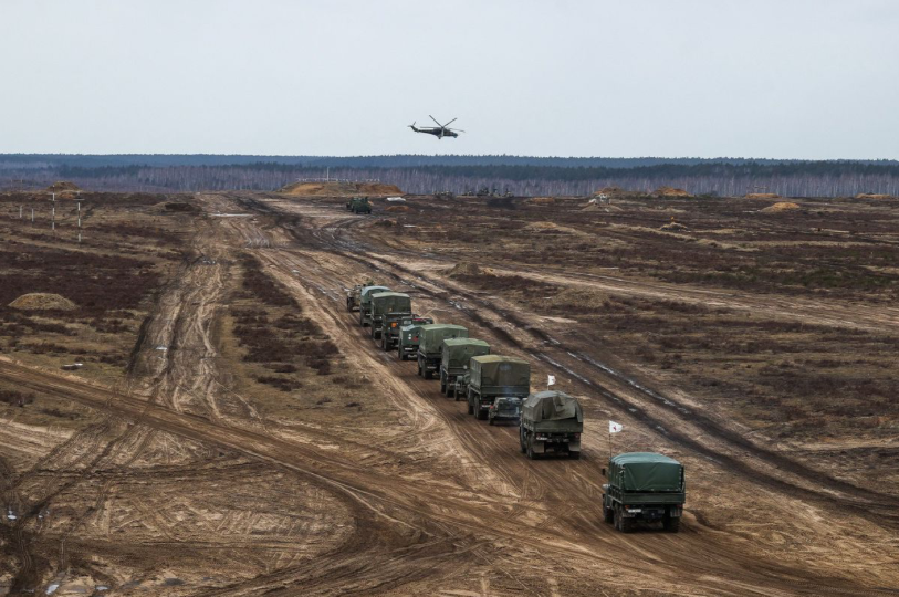 Các phương tiện tham gia cuộc tập trận của Nga và Belarus ở vùng Brest ngày 19/2. (Ảnh: Reuters)