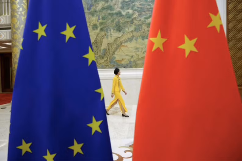Quốc kỳ của EU và Trung Quốc. (Ảnh: Reuters)
