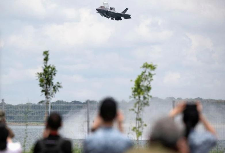 Một chiếc tiêm kích tàng hình F-35B của Mỹ biểu diễn trong triển lãm phòng không Singapore ngày 15/2. (Ảnh: Reuters) Một chiếc tiêm kích tàng hình F-35B của Mỹ biểu diễn trong triển lãm phòng không Singapore ngày 15/2. (Ảnh: Reuters)