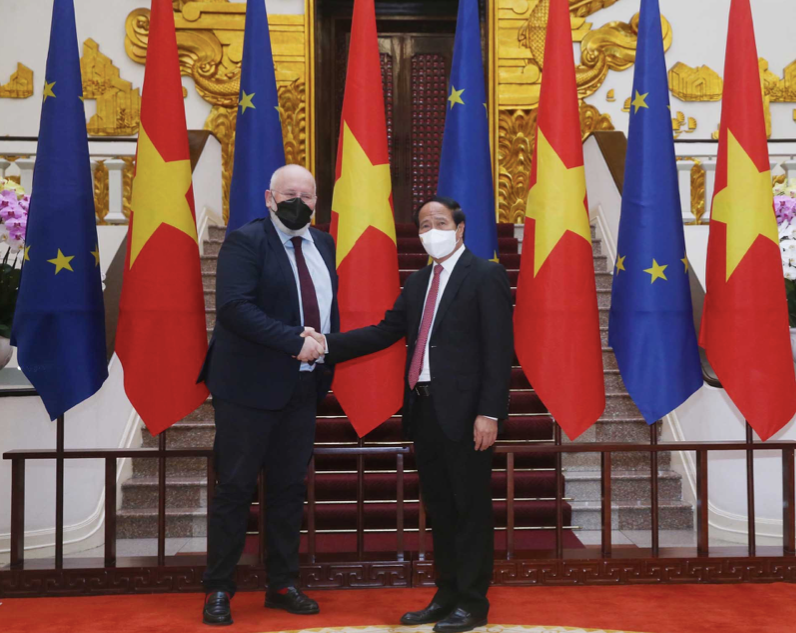 Phó Thủ tướng Lê Văn Thành đón Phó Chủ tịch điều hành Ủy ban châu Âu Frans Timmermans. (Ảnh: TTXVN)