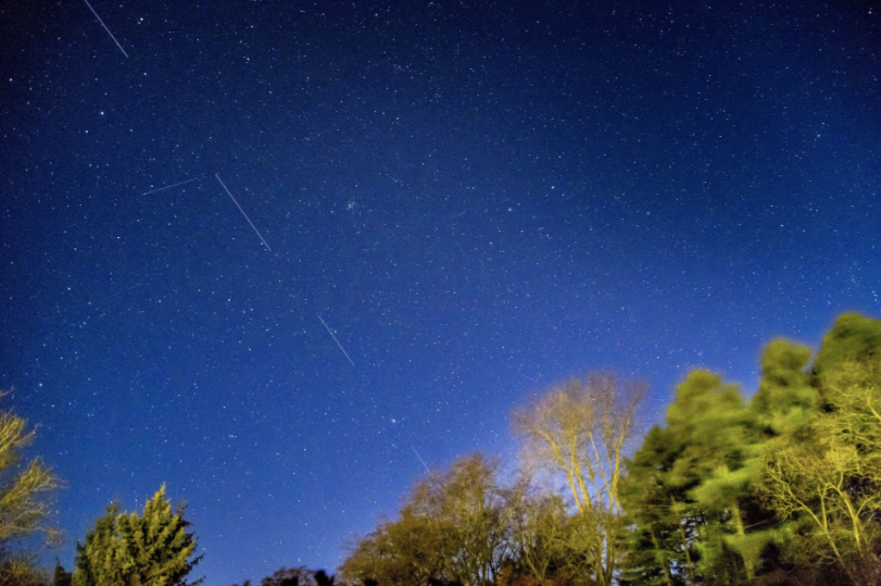 5 vệ tinh của SpaceX được chụp tại Đan Mạch vào ngày 21/4/2020. (Ảnh: Reuters)