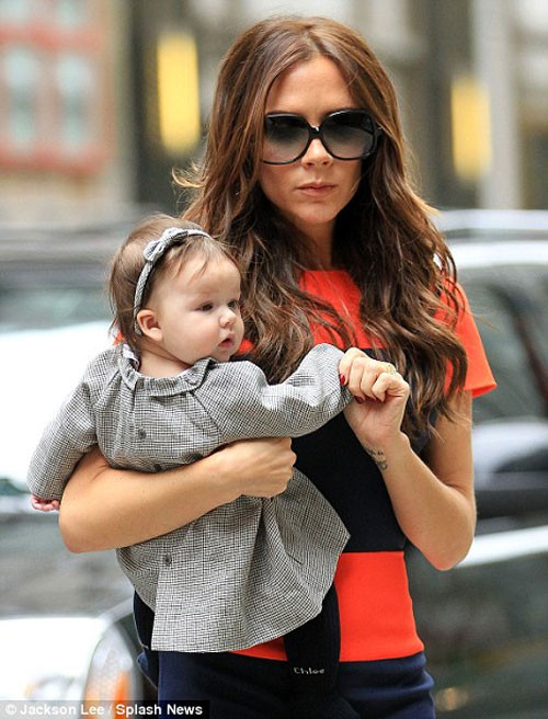 Xuất hiện tại sân bay Los Angle (Mỹ), hai mẹ con nhanh chóng trở thành tâm điểm của sự chú ý. Tại buổi lễ trao giải thưởng British Fashion. Hai mẹ con tại thành phố Los Angles. Vic và Harper với tone hồng xuất hiện trên đường phố New York (Mỹ) trong tuần lễ thời trang New York. Công chúa Harper trông thật đáng yêu với chiếc váy và chiếc nơ xinh màu hồng. Hai mẹ con đi mua sắm tại của hàng Big Apple. Vừa mới bước chân ra khỏi cửa hàng Channel, hai mẹ con đã bị những paparazzi chộp được.