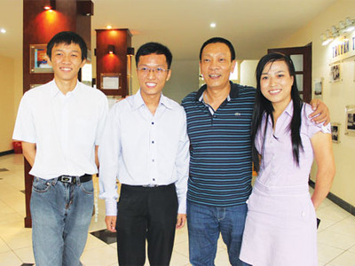 Anh Lại Văn Sâm (người thứ hai từ phải sang) chụp hình cùng những sinh viên tại TP.HCM sáng 13-8. Ảnh: Như Lịch