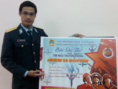 Trung úy Trần Ngọc Trung với bài dự thi nặng 25kg