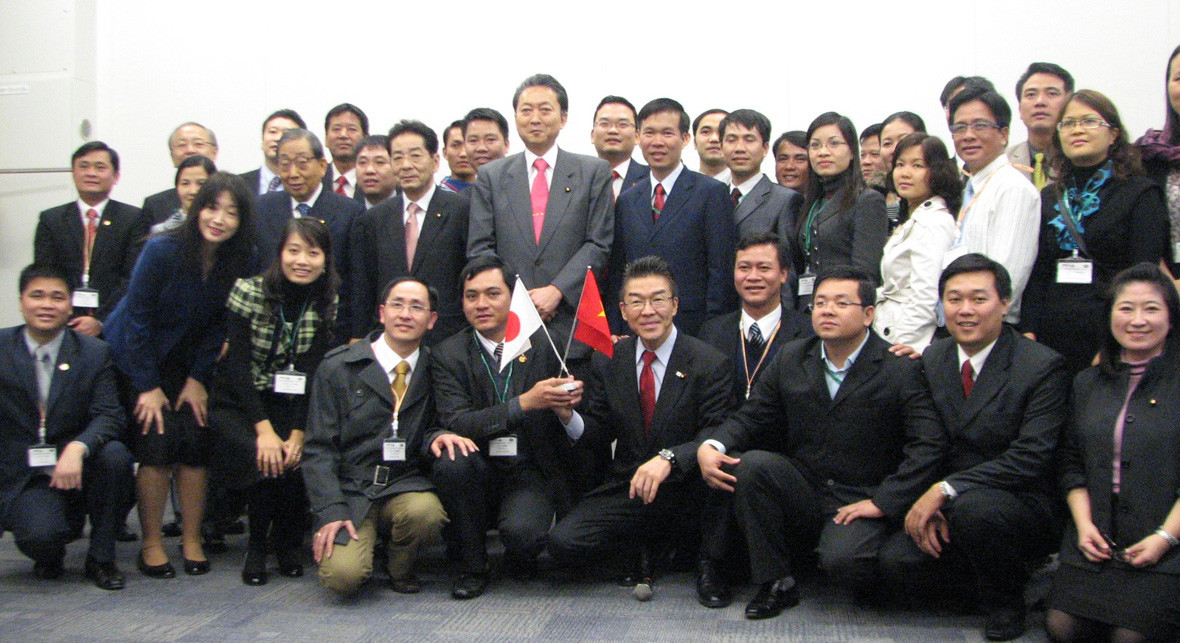 Đoàn chính trị gia trẻ Việt Nam chụp ảnh lưu niệm cùng các nghị sĩ Nhật Bản. Đoàn chính trị gia trẻ Việt Nam chụp ảnh lưu niệm cùng các nghị sĩ Nhật Bản