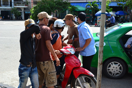 4 cò giành 1 thí sinh. Ảnh: Việt Hương