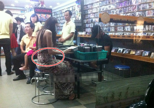 Ảnh phóng viên mới chộp được Thủy Tiên và Công Vinh trong cửa hàng băng đĩa. Bụng Thủy Tiên cũng đã khá to.