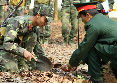 Các thao tác của chiến sĩ luôn được sự hướng dẫn tỉ mỉ, tận tình của cán bộ chỉ huy