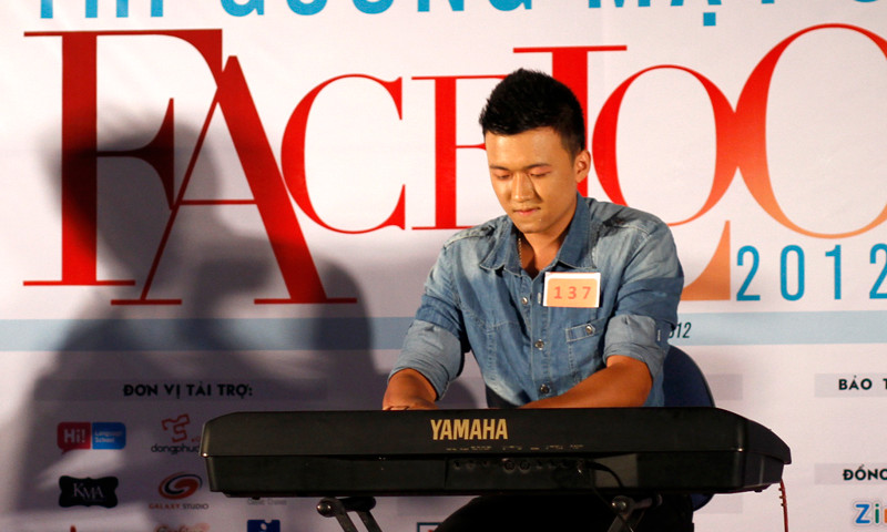 Nam thanh nữ tú thể hiện giọng hát và tiếng đàn 