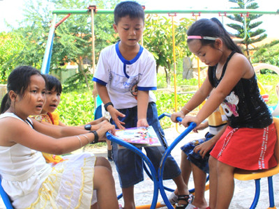 Trẻ em trên đảo ít bệnh tật do không khí hài hòa và sự chăm sóc y tế tốt của các bệnh xá. Ảnh: Nguyễn Huy