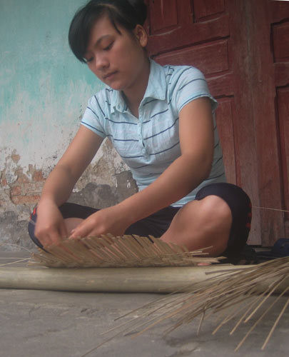 Công việc hằng ngày của Thương. Ảnh: Duy Ngợi