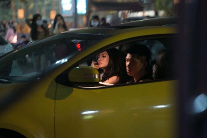 Sau khi dừng lại ở một cửa hàng trên phố, Lương Bằng Quang cầm lái hộ tống Trương Nhi đến điểm hẹn. Bài viết: http://news.zing.vn/Truong-Nhi-dien-tat-rach-xuong-pho-cung-ban-trai-post380249.html#category_featured.noibat Nguồn Zing News 