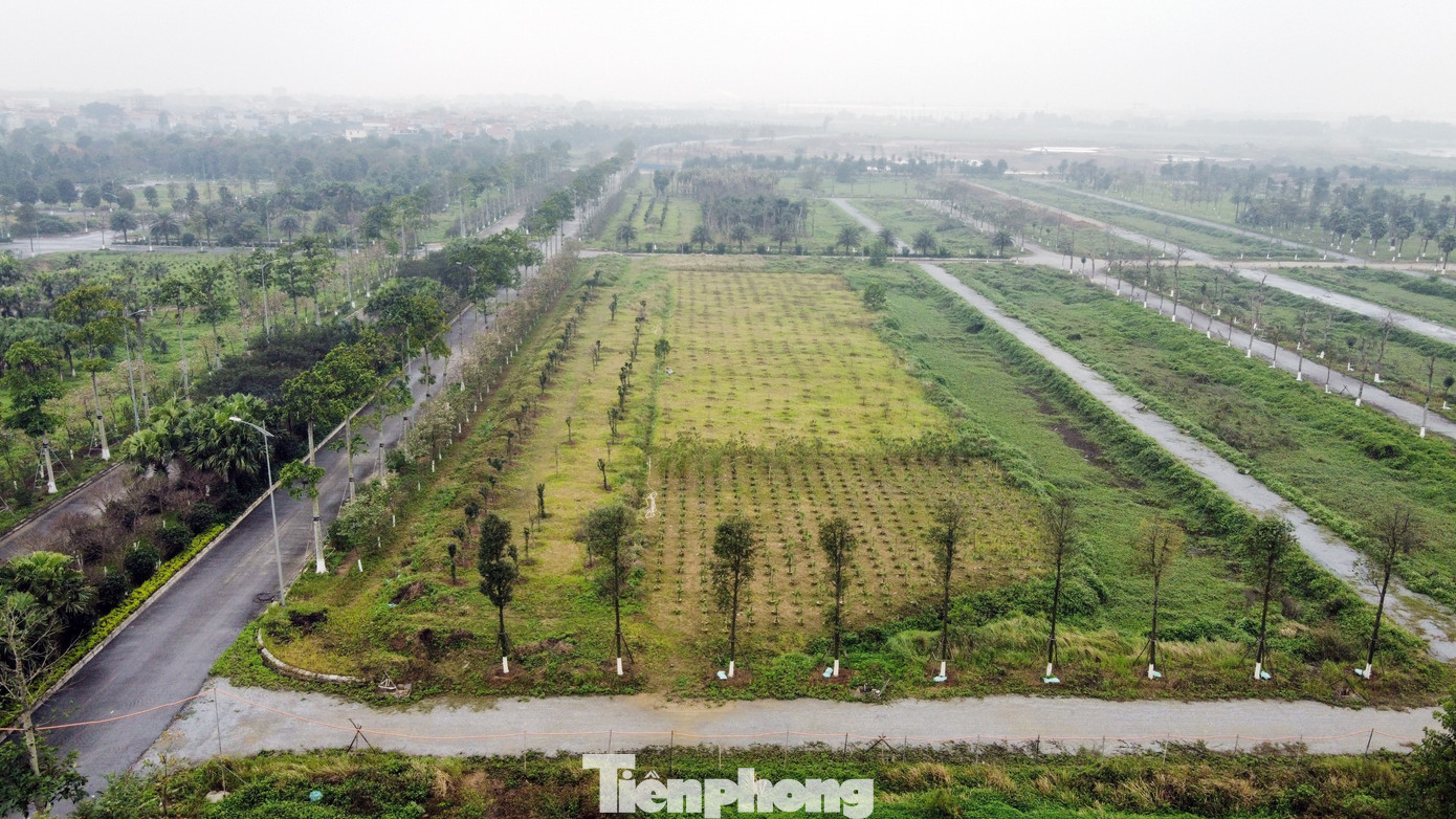 Theo ghi nhận của PV hiện dự án đang được quây tôn, hạ tầng kỹ thuật dự án còn ngổn ngang.