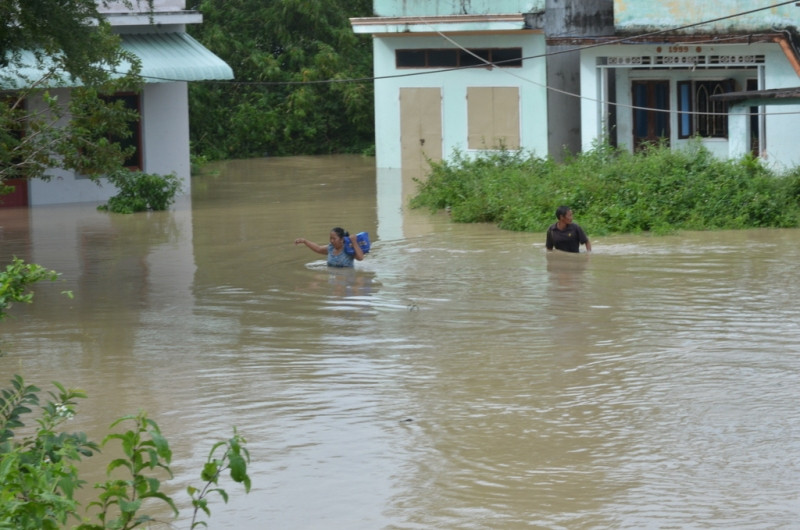 Trong một đêm, lũ tràn về cả làng ngập chìm trong biển nước. Ảnh Việt Hương