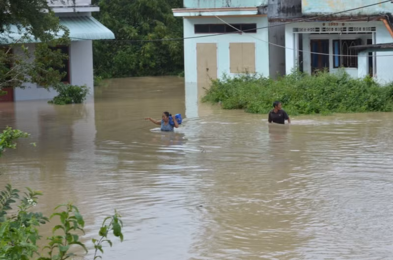Trong một đêm, lũ tràn về cả làng ngập chìm trong biển nước. Ảnh Việt Hương